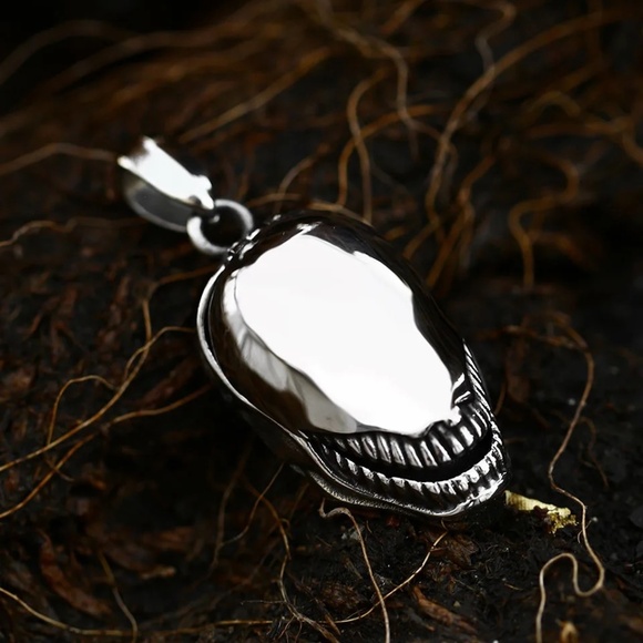 Venom Alien Poison Pill Secret Compartment 316 Stainless Pendant Round Box Chain - Picture 4 of 7